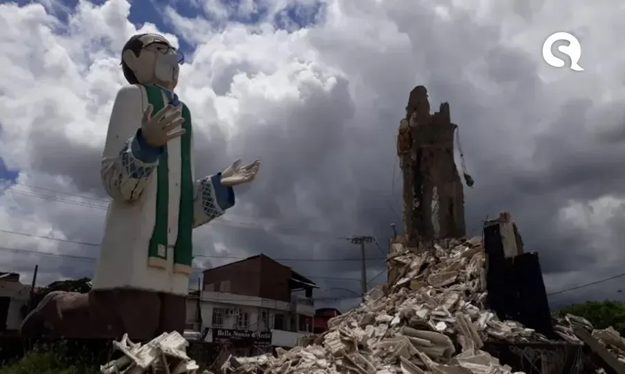 Câmeras de segurança flagram momento em que estátua de Padre Cícero desaba, na Grande Fortaleza