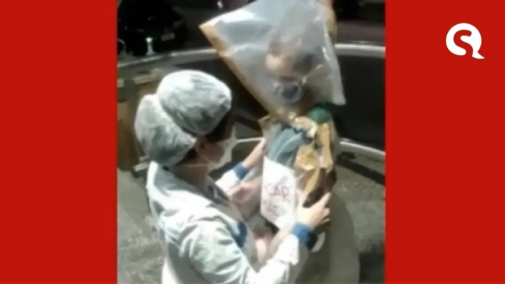 Empresária faz ‘roupa’ de plástico para que filho da melhor amiga abraçasse a mãe em hospital de Fortaleza