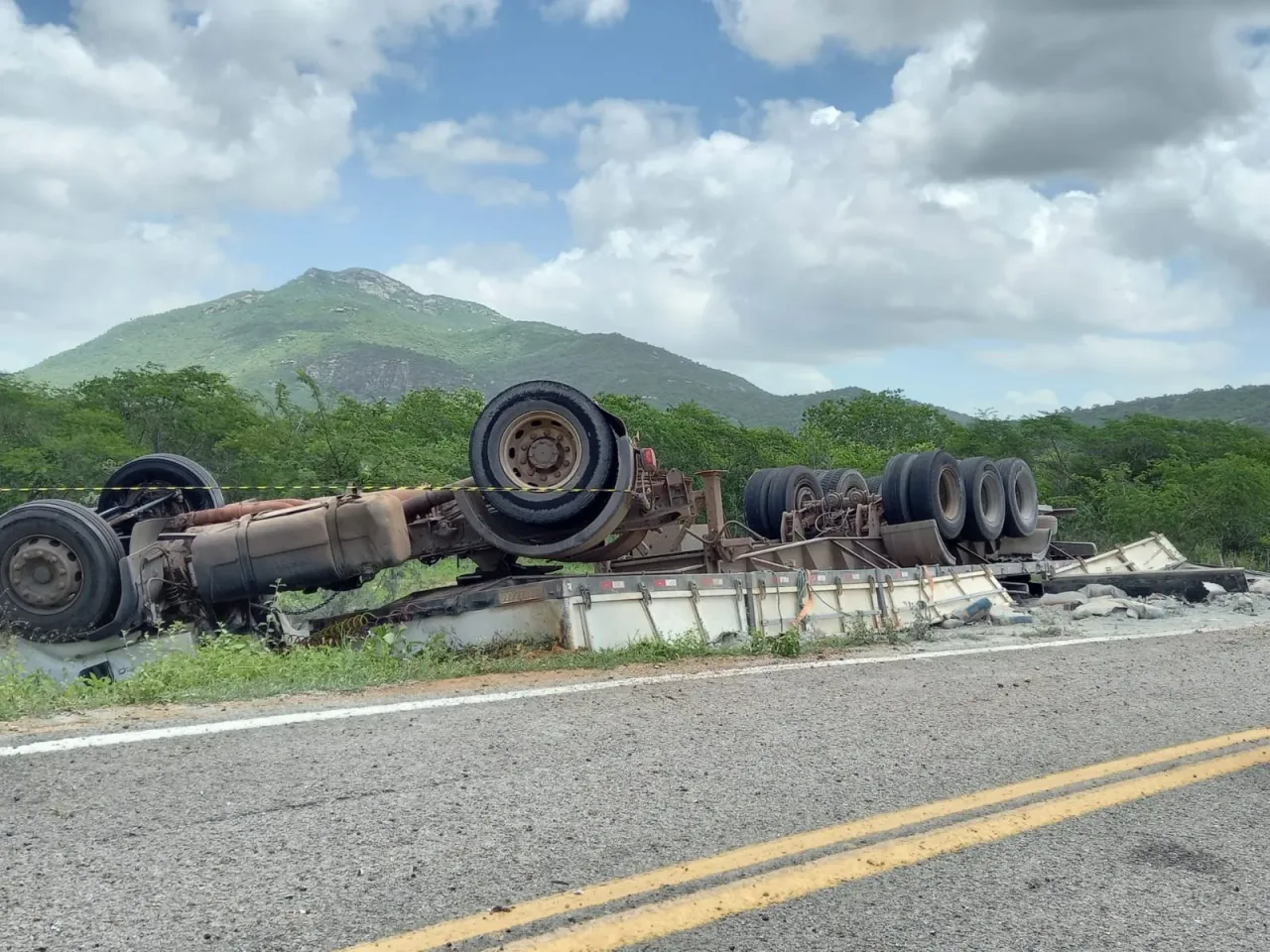 Caminhão carregado com cimento capota na CE 362 em Santa Quitéria e motorista morre