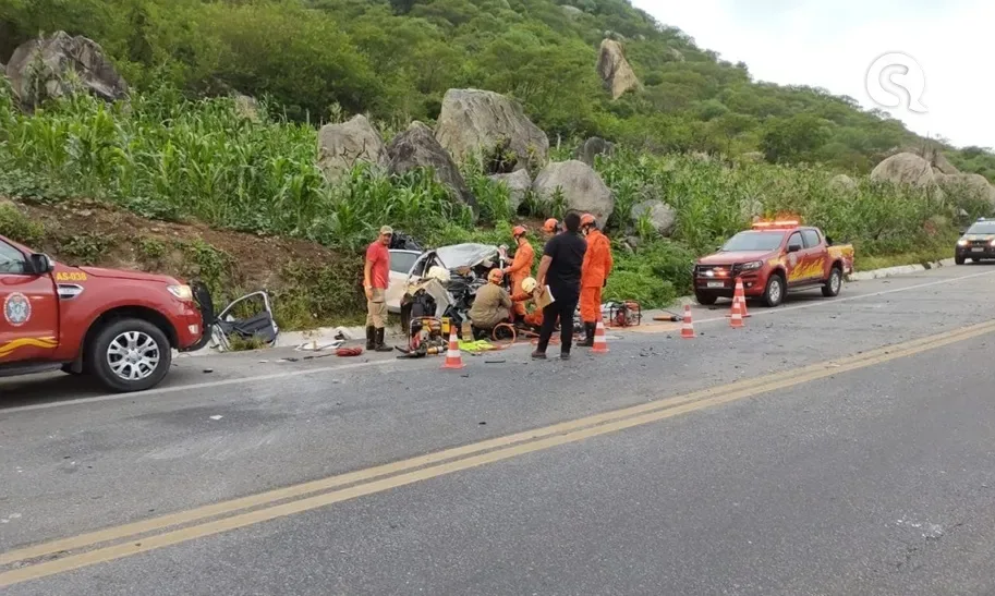 Colisão entre carro e caminhão deixa quatro mortos na BR-222 em Itapajé