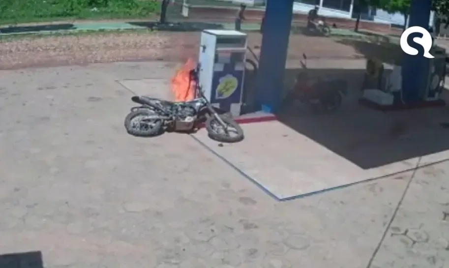 Moto pega fogo ao abastecer em posto de combustível em Granja, interior do Ceará