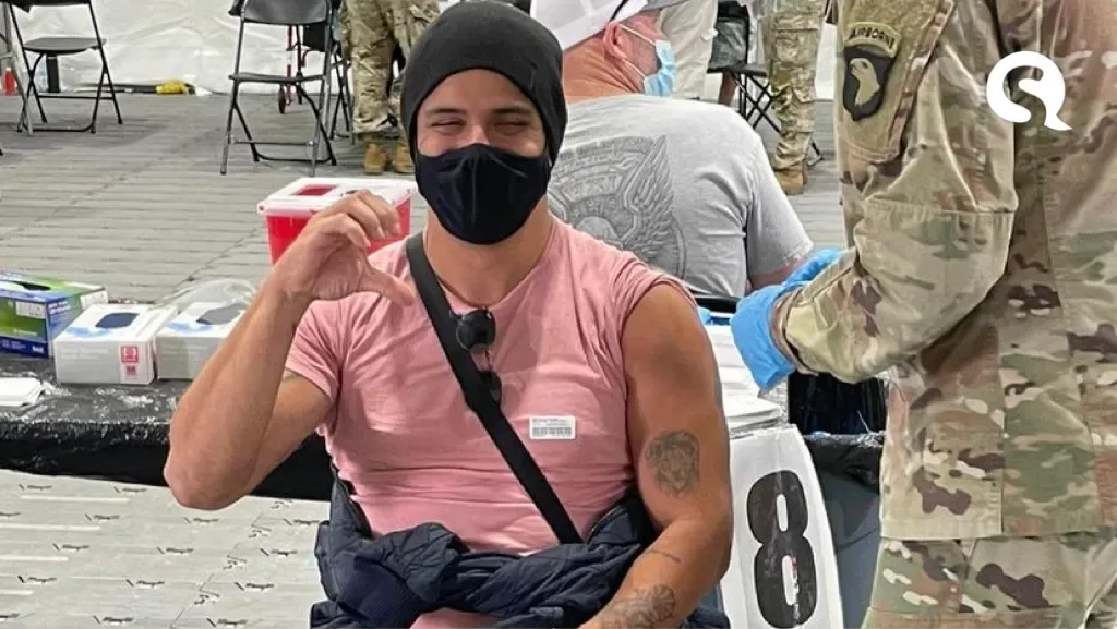 Cantor Sobralense Avine Vinny é vacinado contra a COVID-19 em Orlando EUA