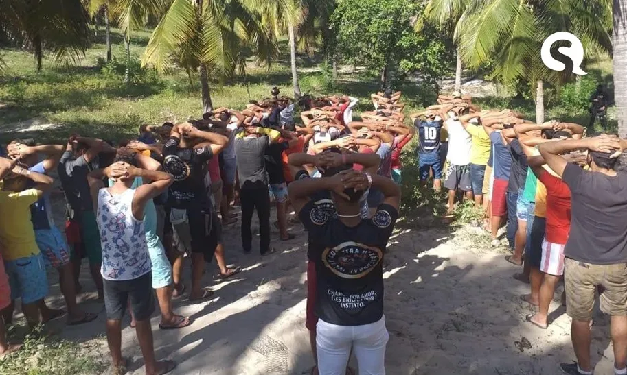 Polícia Militar prende dez pessoas ao flagrar rinha de galo com 55 animais em Acaraú