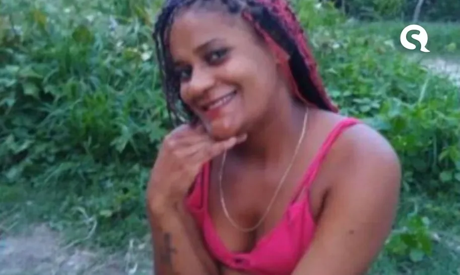 Cabeleireira morre após levar choque elétrico ao usar celular ligado à tomada