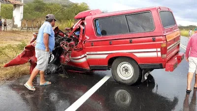 Colisão entre caminhão e caminhonete deixa homem morto entre Santa Quitéria e Canindé