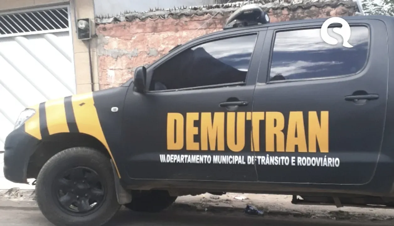 Homem perde controle de moto, colide com cerca e fica inconsciente