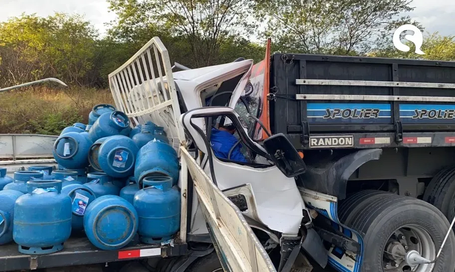 Acidente entre carreta e caminhão de gás bloqueia BR-222