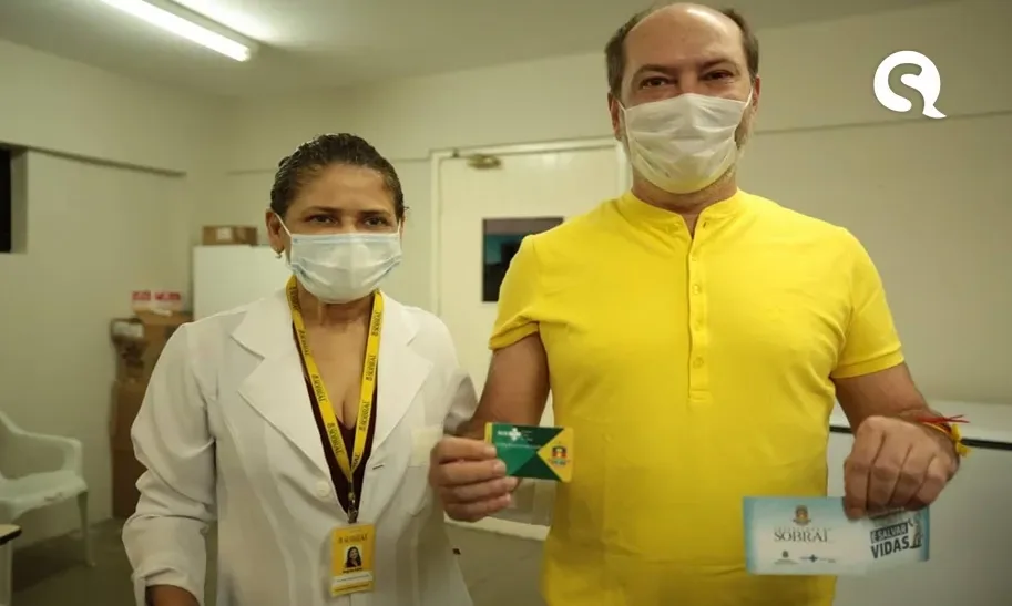 Prefeito Ivo Gomes recebe a primeira dose da vacina contra a Covid-19