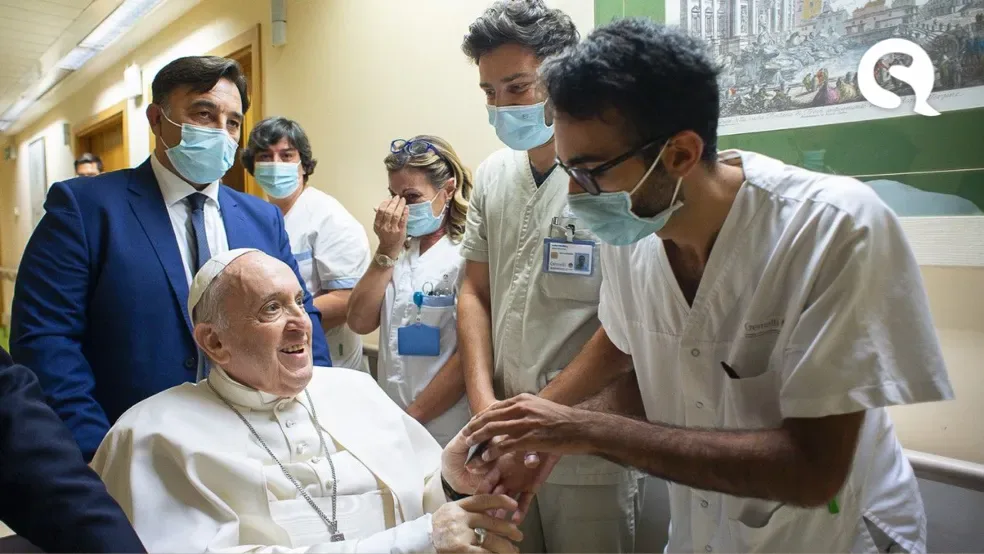 Papa Francisco deixa hospital após cirurgia do cólon