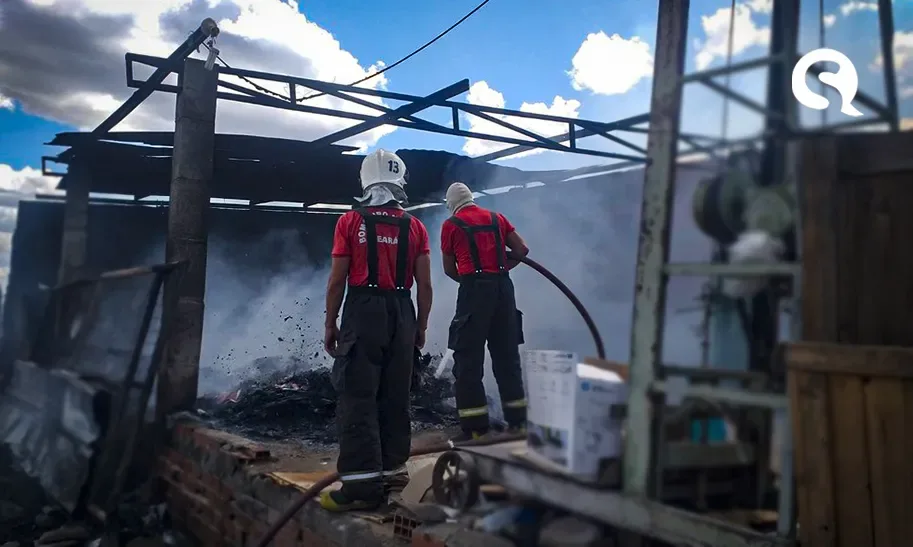 Corpo de Bombeiros debela incêndio em fábrica de reciclagem em Forquilha