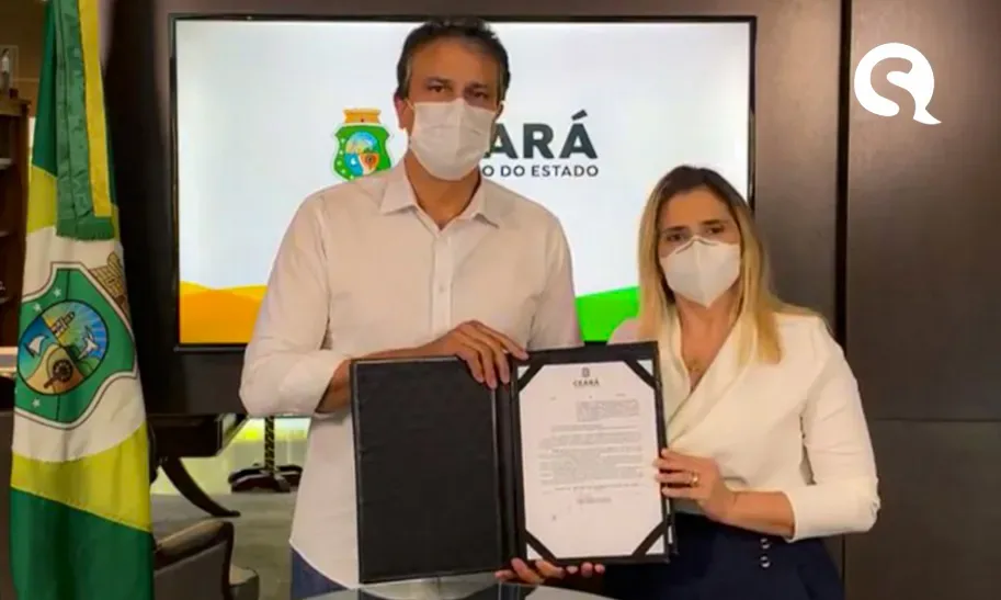 Camilo sanciona lei que garante notebooks para professores da rede estadual de ensino