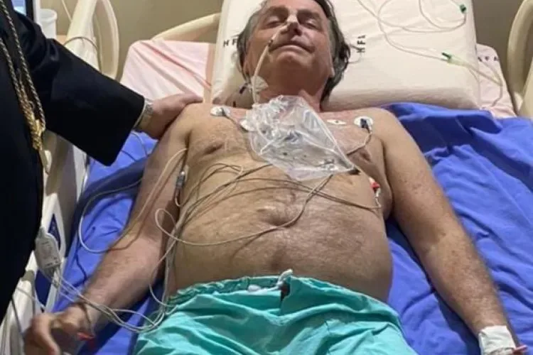 Bolsonaro divulga foto acamado em hospital: “Estaremos de volta em breve, se Deus quiser”