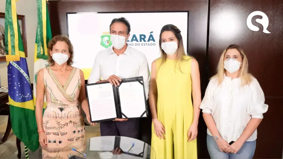Governador anuncia projeto de lei para distribuir absorventes íntimos a estudantes da rede pública