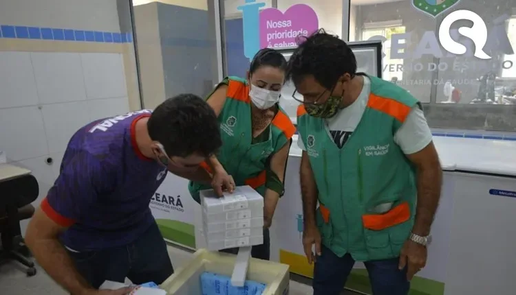Lote com 93,6 mil doses da vacina da Pfizer contra a Covid-19 chega ao Ceará