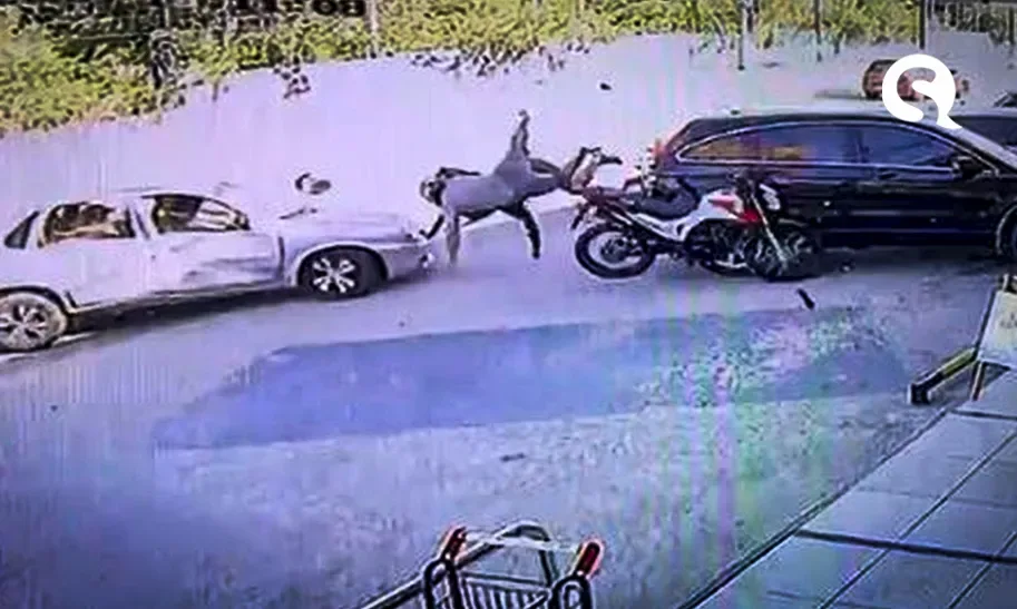 Entregador de pizza bate na lateral de carro e é jogado contra veículo estacionado