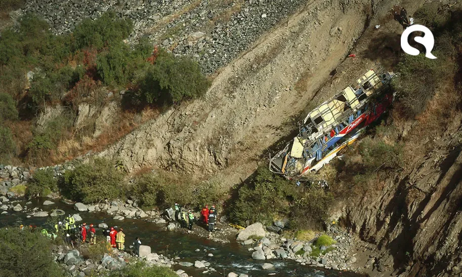Pelo menos 29 pessoas morrem após ônibus despencar de barranco no Peru
