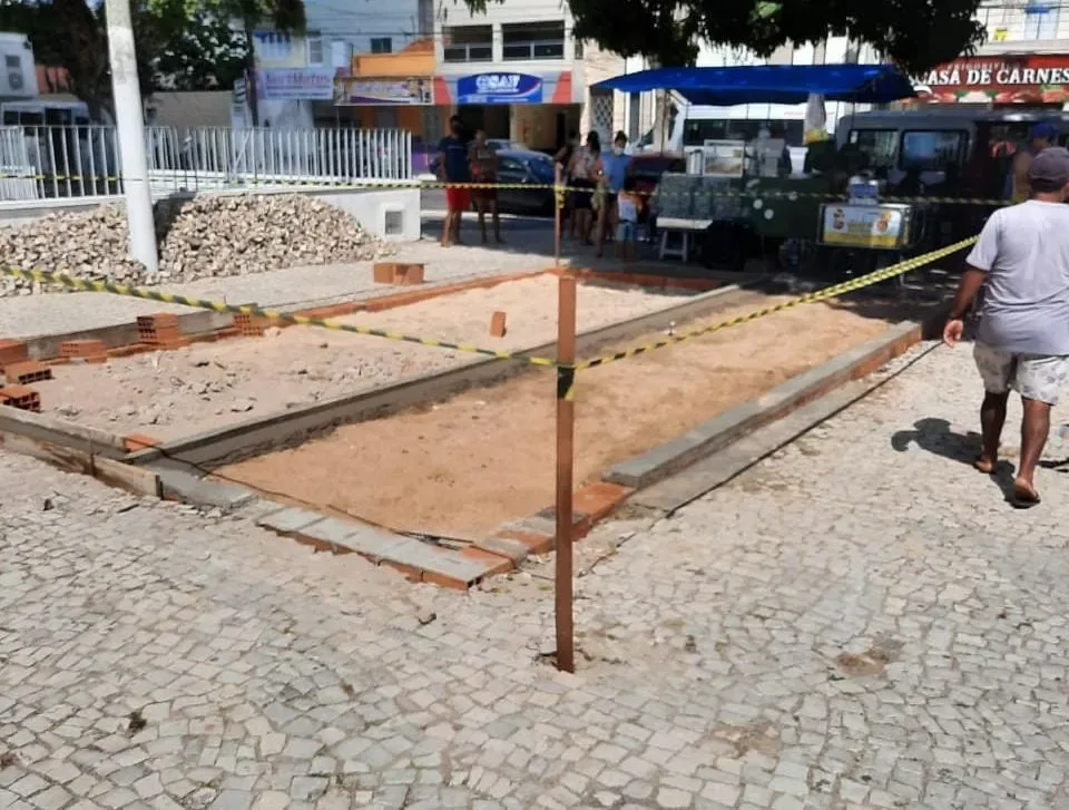 Prefeitura embarga obra irregular em praça pública no centro de Acaraú