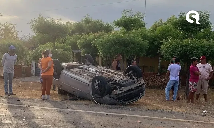 Uma pessoa morre e quatro ficam feridas após carro capotar na CE-321 entre Pacujá e Graça