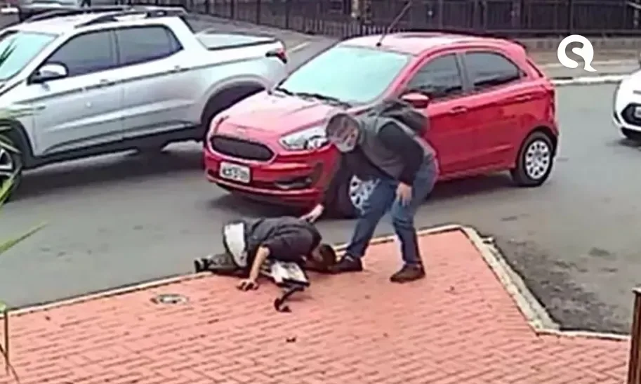 Câmera flagra homem doando muletas novas para morador em situação de rua