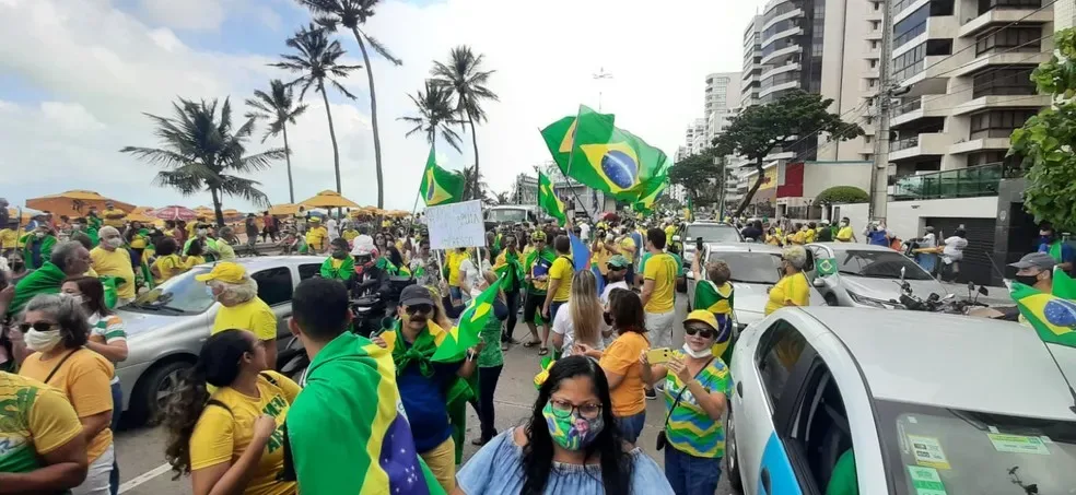 Apoiadores de Bolsonaro protestam a favor do voto impresso em Fortaleza