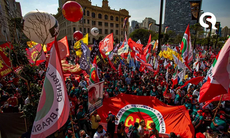 Manifestantes protestam contra Jair Bolsonaro no Vale do Anhangabaú, em São Paulo