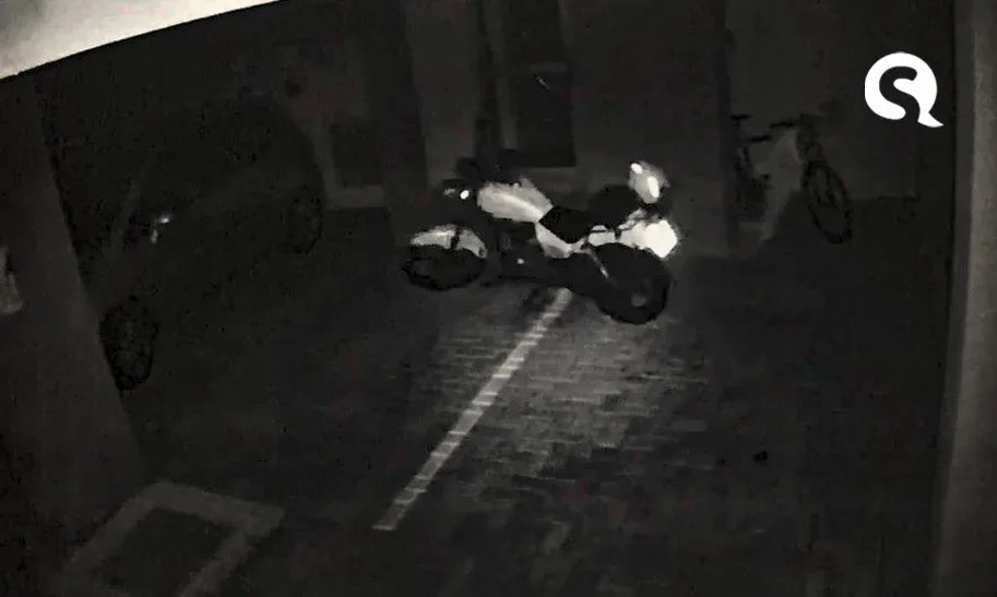 Moto ‘anda sozinha’ em estacionamento do Paraná e causa prejuízo de R$ 2 mil ao dono
