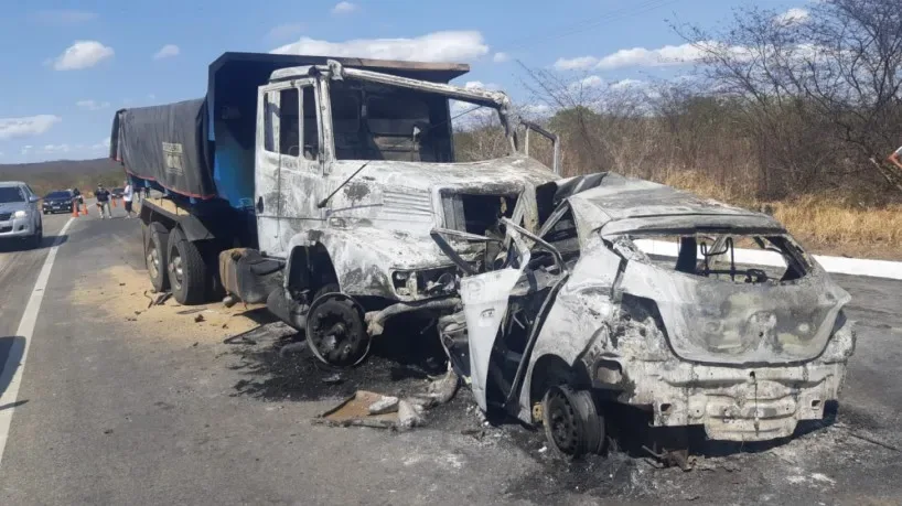 Três pessoas são carbonizadas após colisão frontal de veículos na BR-020, em Caridade