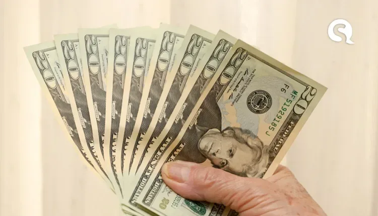 Dólar vai a R$ 5,57 com Auxílio Brasil fora do teto de gastos; Bolsa cai mais de 2%