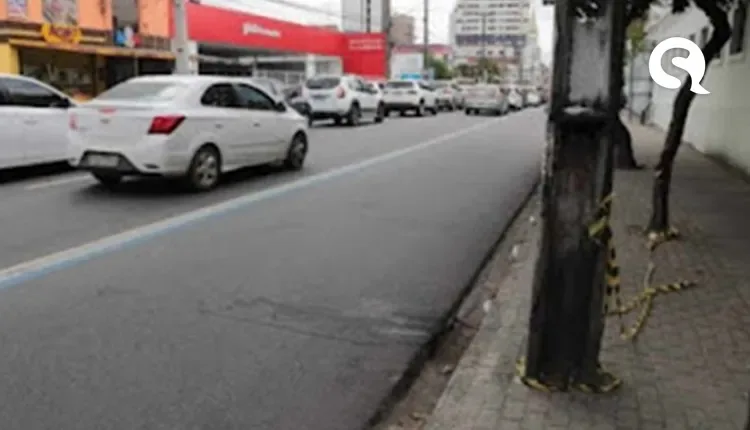 Mulher arremessa pedra em companheiro, mas acerta motociclista, que bate em poste e morre