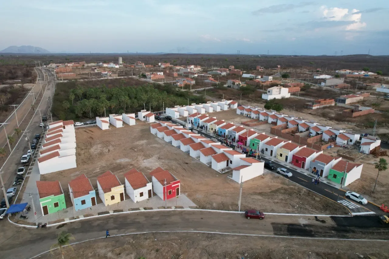 Prefeito Ivo Gomes entrega Jatobá Residence para 58 famílias no bairro Cohab II
