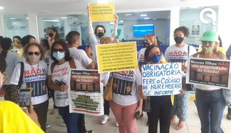 Manifestantes protestam contra passaporte da vacina em Fortaleza