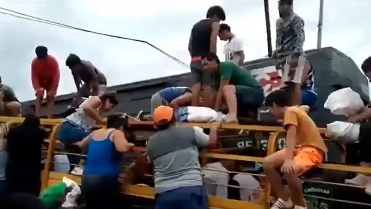 Moradores de cidade argentina saqueiam caminhão e esquartejam com facões vacas ainda vivas