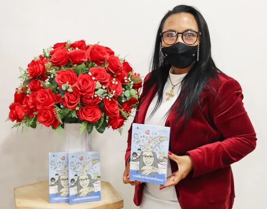 Professora acarauense lança o livro “O Segredo do Professor de Sucesso”