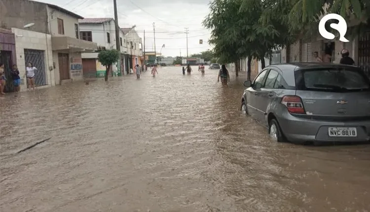 Forte chuva atinge Santa Quitéria, inunda escola e causa alagamento em diversas ruas da cidade