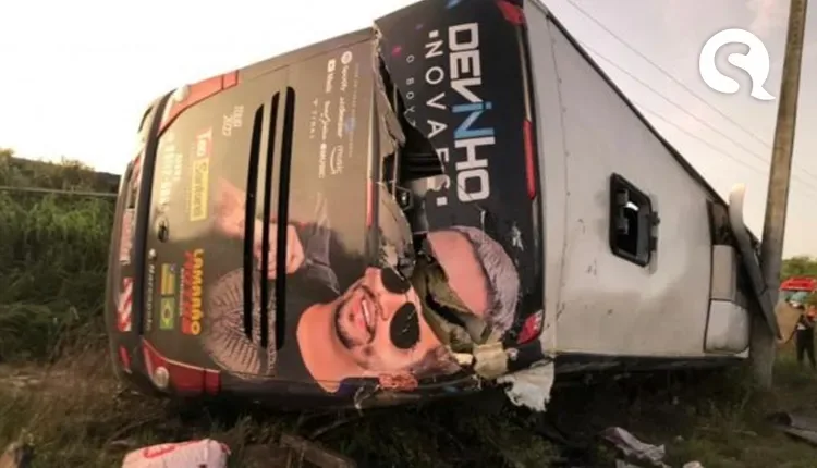 Acidente com ônibus do cantor Devinho Novaes é registrado na BR 101, em Alagoas