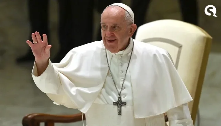 Cabo de bengala quebra e Papa Francisco tropeça ao caminhar para a audiência do Jubileu