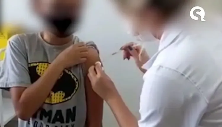 Enfermeira injeta agulha sem aplicar vacina em criança; assista o vídeo