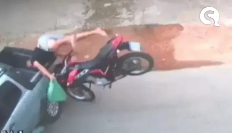Motociclista colide na lateral de veículo e cai na caçamba em acidente no Ceará