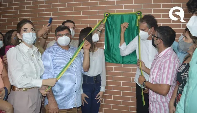 Prefeito de Santa Quitéria inaugura obras no município ao lado do governador Camilo Santana