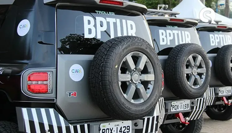 Batalhão de Policiamento Turístico (BPTur) trabalha de moto na praia de Maceió em Camocim; Troller sumiu há meses