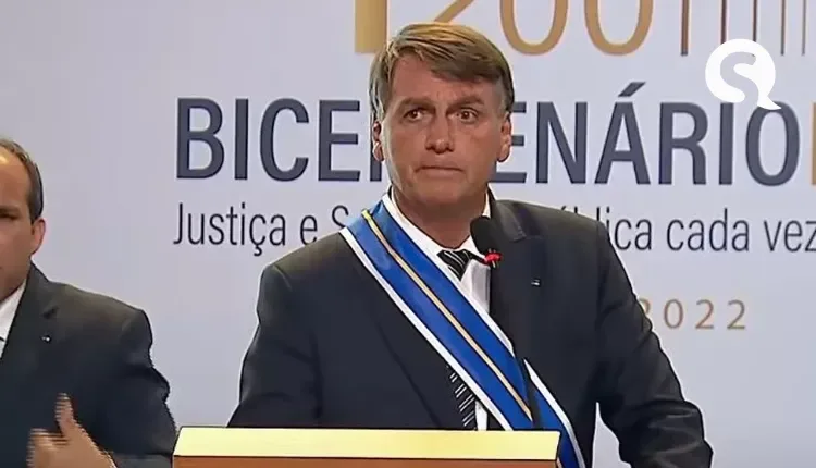 Bolsonaro anuncia projetos que alteram legítima defesa e definição de terrorismo; especialistas veem ‘licença para matar’