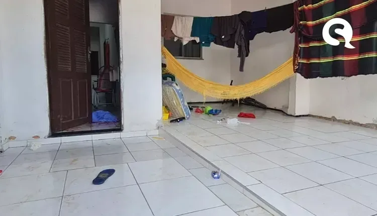 Mulher é esfaqueada 11 vezes na frente dos filhos durante discussão com o companheiro; suspeito está foragido