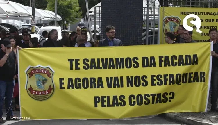 “Te salvamos da facada e agora vai nos esfaquear pelas costas?”, dizem agentes da PF em ato contra Bolsonaro