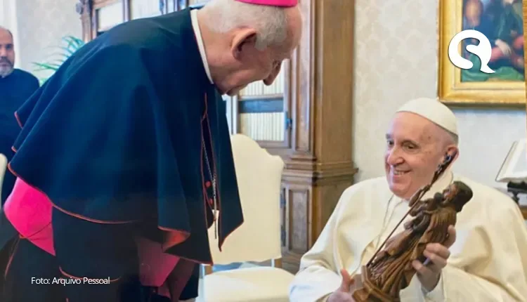 Papa Francisco recebe imagem de São José entalhada por artista cearense