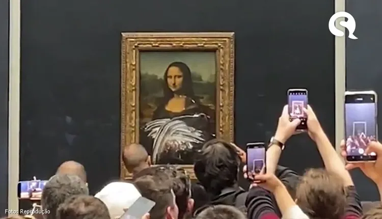 Quadro da Monalisa é atacado por visitante no Museu do Louvre, em Paris
