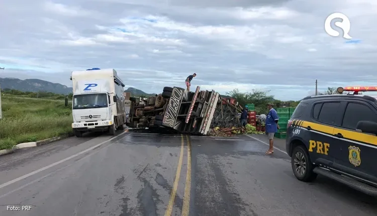 Caminhão carregado de banana tomba e interdita trecho da BR-222 em Irauçuba