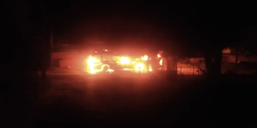 Criminosos ateiam fogo em ônibus de transporte escolar na zona rural de Acaraú