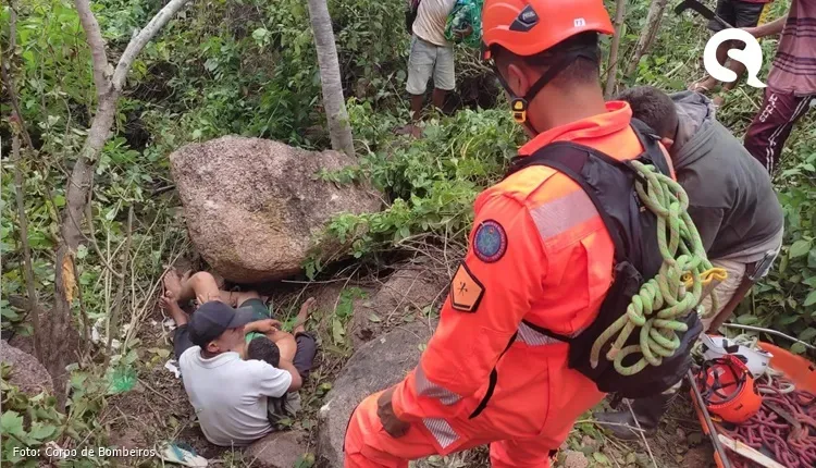 Corpo de Bombeiros resgata homem que estava ferido em mata de difícil acesso, em Massapê
