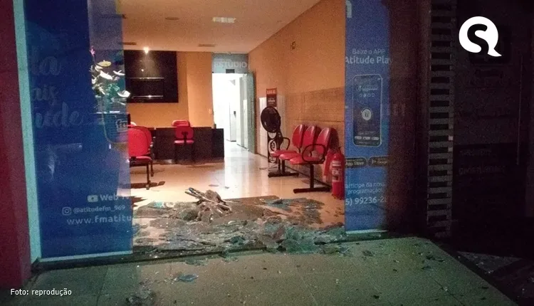 Criminosos atacam Câmara Municipal de Itapajé e Rádio local em retaliação a traficante morto