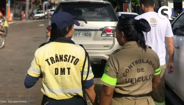 Carro de vereador obstruindo trânsito em uma das principais avenidas de Jijoca de Jericoacara